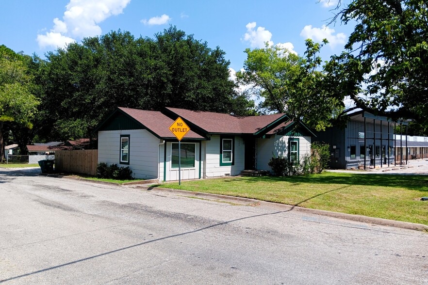 2925 N Travis St, Sherman, TX for lease - Building Photo - Image 3 of 11