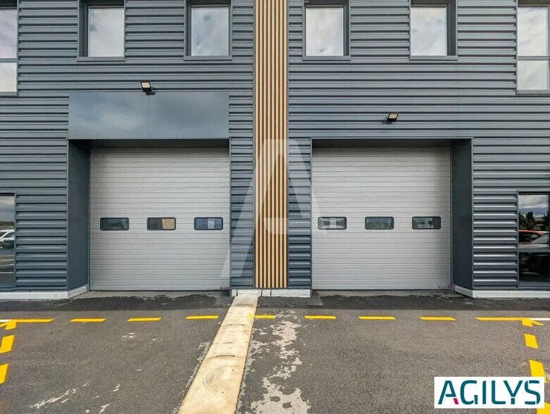 Flex dans Élancourt à louer - Photo du bâtiment - Image 2 de 11