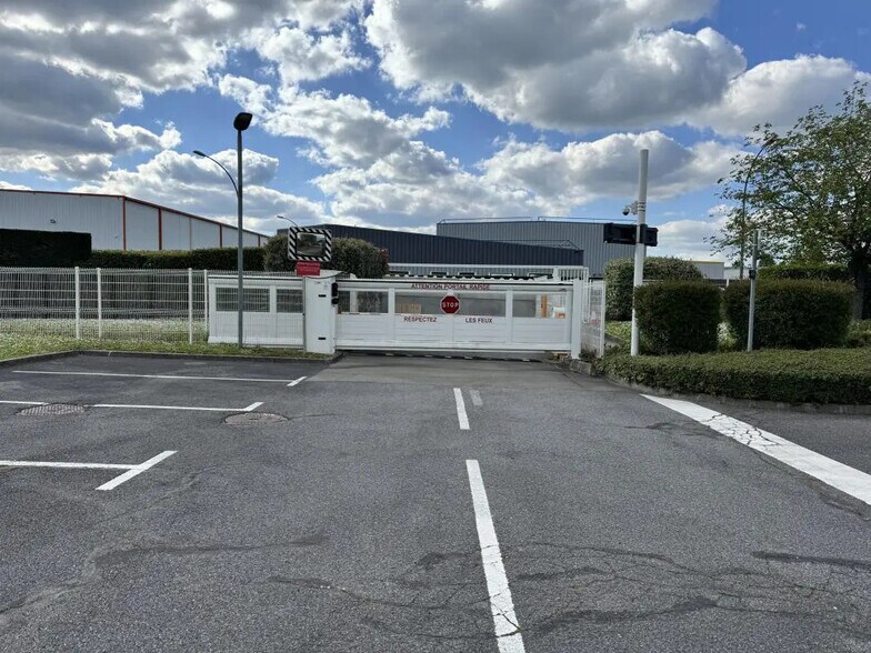 Flex in Sartrouville for lease - Primary Photo - Image 2 of 3