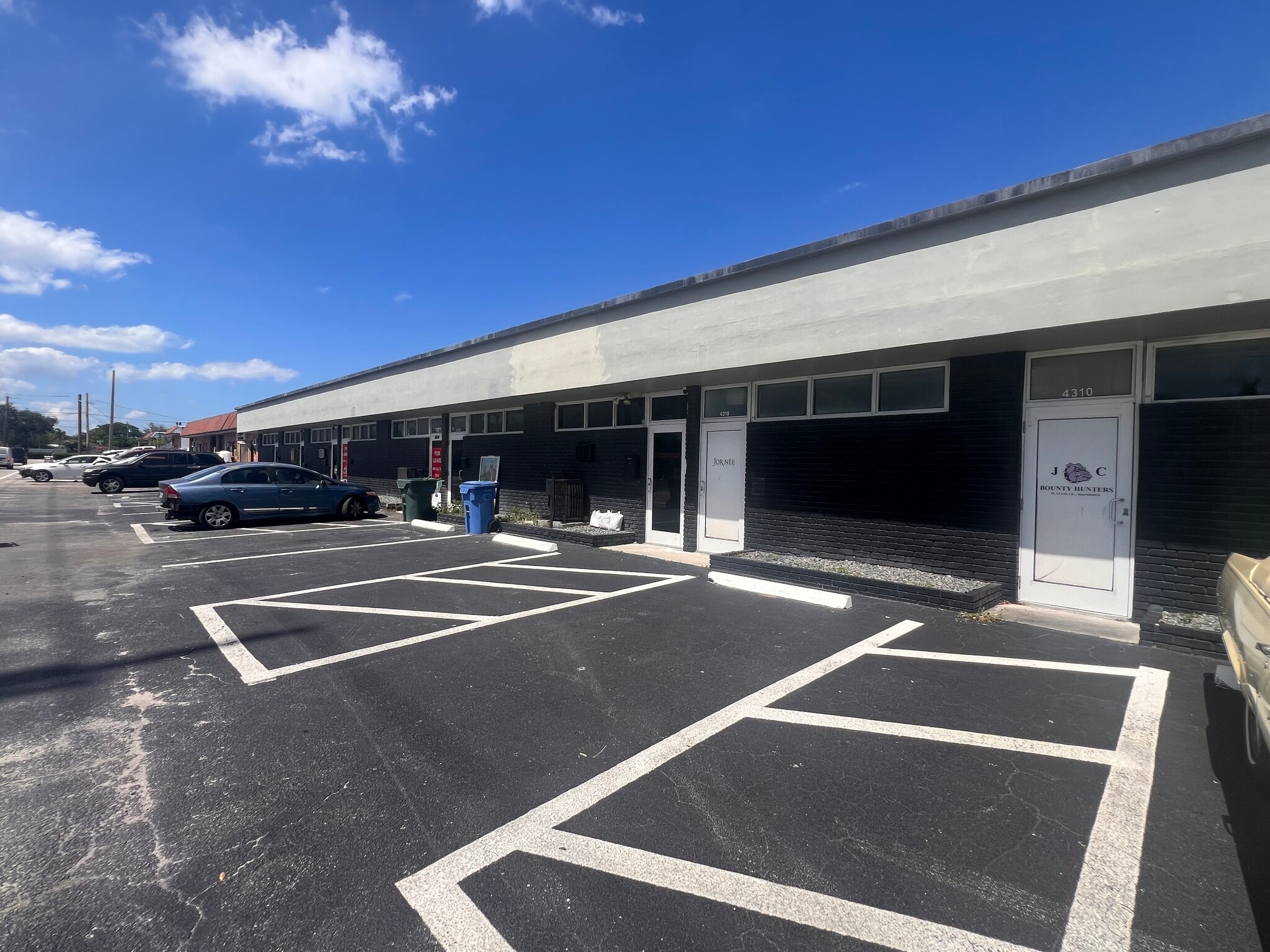 4310-4326 NE 5th Ave, Oakland Park, FL for lease Primary Photo- Image 1 of 5