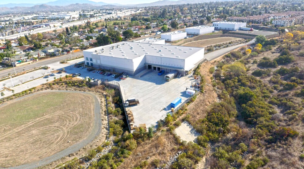 2620 Palisades Dr, Corona, CA for lease - Building Photo - Image 3 of 9