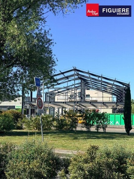 Retail in Salon-de-Provence for lease - Building Photo - Image 3 of 8