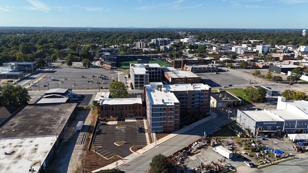 121 Virginia Place, High Point, NC à louer - Photo du bâtiment - Image 3 de 6