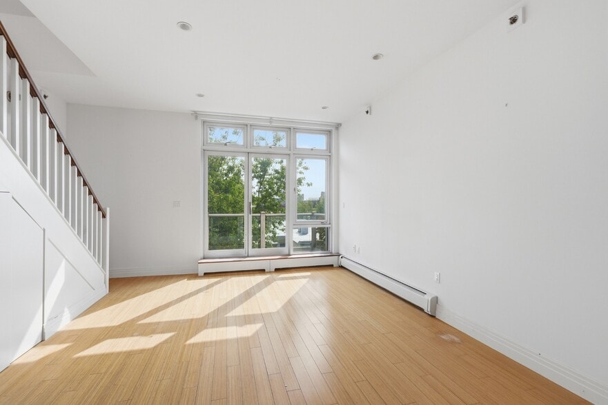 146 Diamond St, Brooklyn, NY for sale - Interior Photo - Image 2 of 10