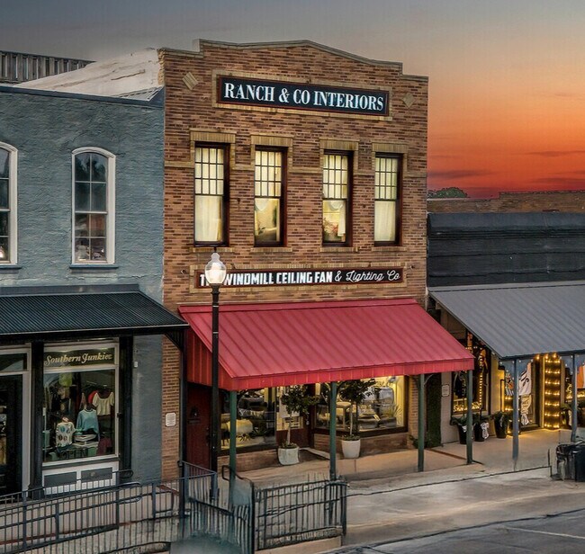 More details for 106 W Main St, Pilot Point, TX - Retail for Sale