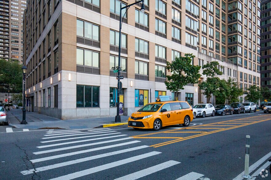 160 Riverside Blvd, New York, NY à louer - Photo du bâtiment - Image 1 de 15