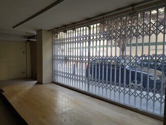 Plus de détails pour Multi-résidentiel à vendre