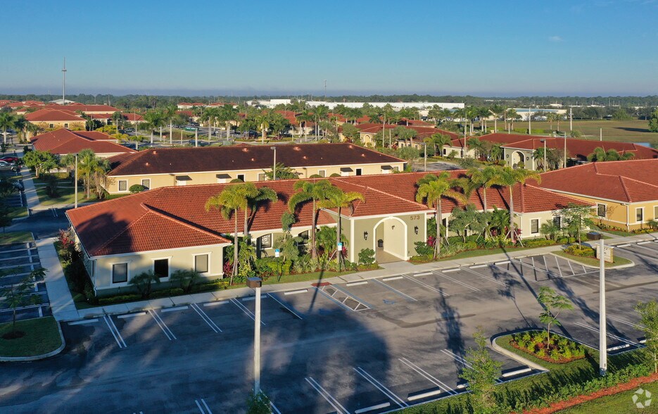 Lake Whitney Campus, Port Saint Lucie, FL à louer - Photo du bâtiment - Image 3 de 10
