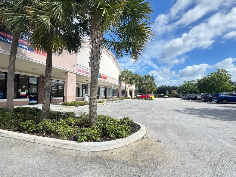 8053 W Oakland Park Blvd, Sunrise, FL for lease - Building Photo - Image 2 of 9