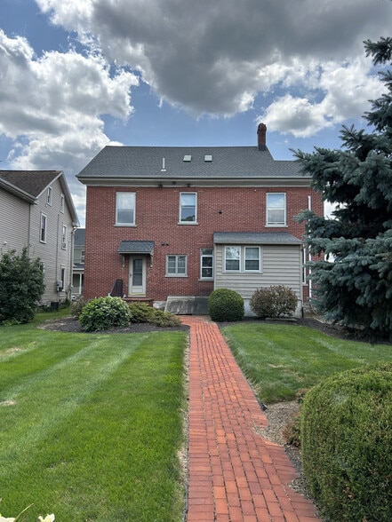2057 State St, East Petersburg, PA à louer - Photo du bâtiment - Image 2 de 2