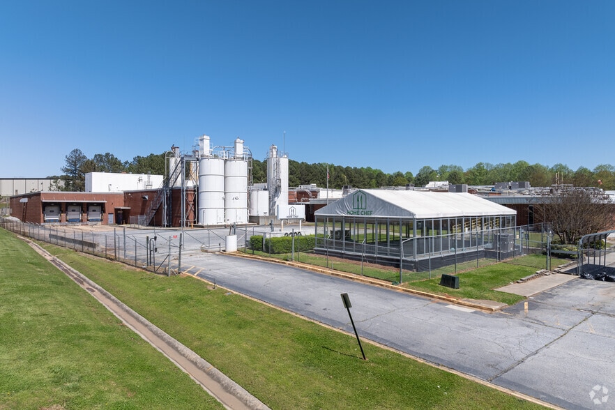 2200 Lithonia Industrial Blvd, Lithonia, GA for sale - Building Photo - Image 2 of 16