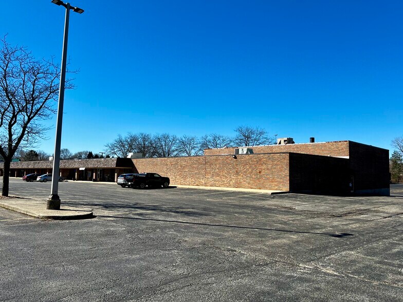 300 Peterson Rd, Libertyville, IL for lease - Building Photo - Image 2 of 5