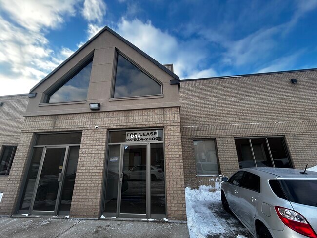 Plus de détails pour 1105 Crestlawn Dr, Mississauga, ON - Industriel à louer