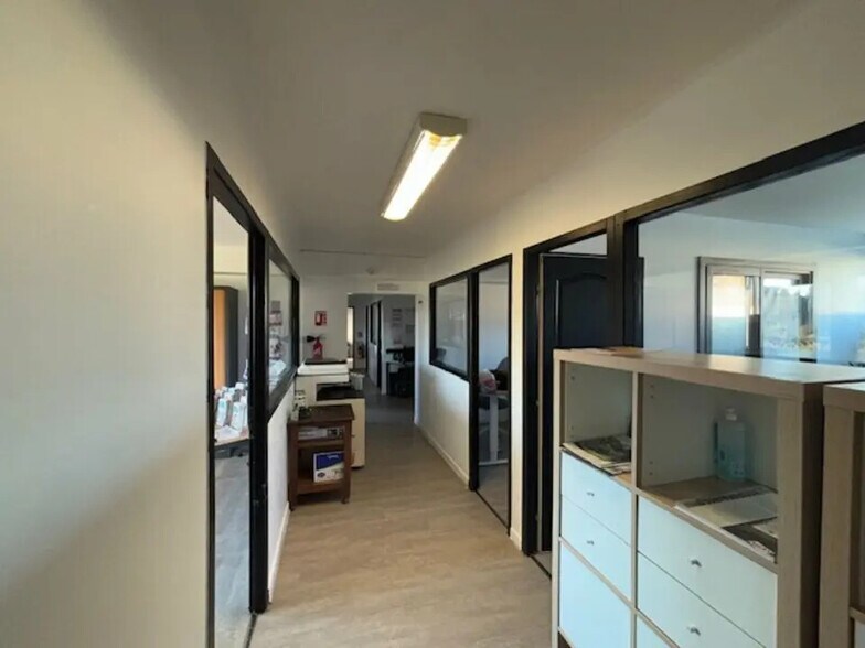 Office in Monteux for lease - Interior Photo - Image 2 of 12