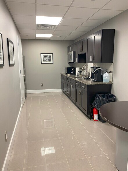1111 Broadhollow Rd, Farmingdale, NY à louer - Photo intérieure - Image 2 de 8