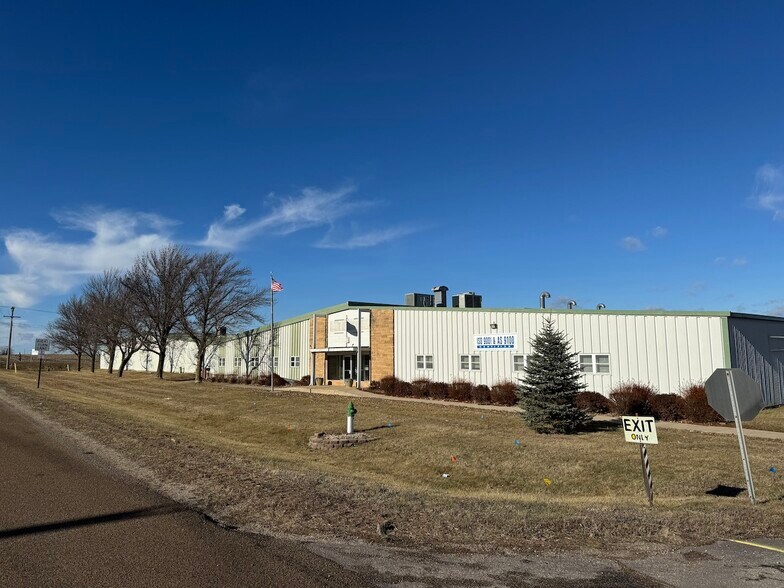 1930 W 1st St, Blue Earth, MN for lease - Primary Photo - Image 1 of 7