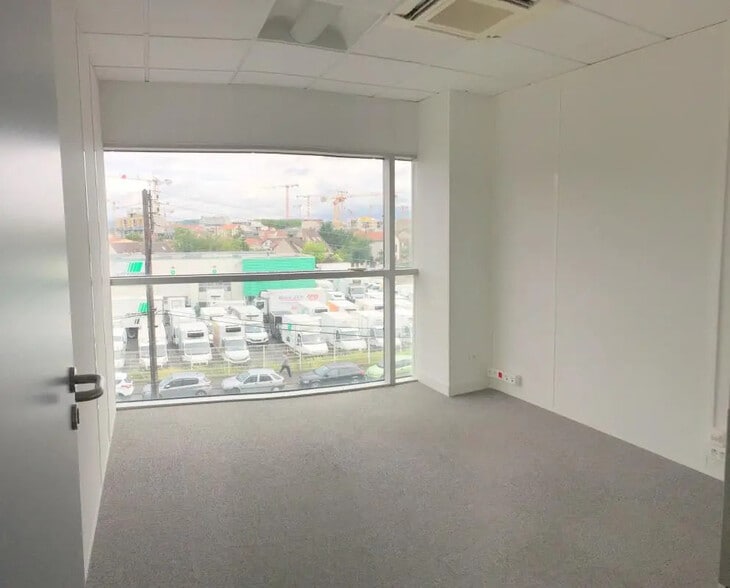Office in Bezons for lease - Interior Photo - Image 3 of 7