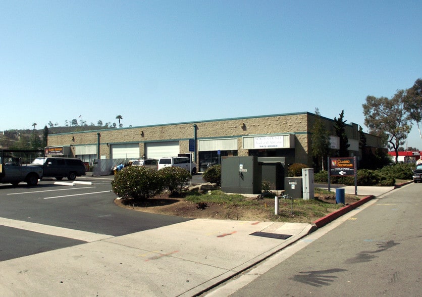 955 Rancheros Dr, San Marcos, CA à louer - Photo du bâtiment - Image 2 de 3