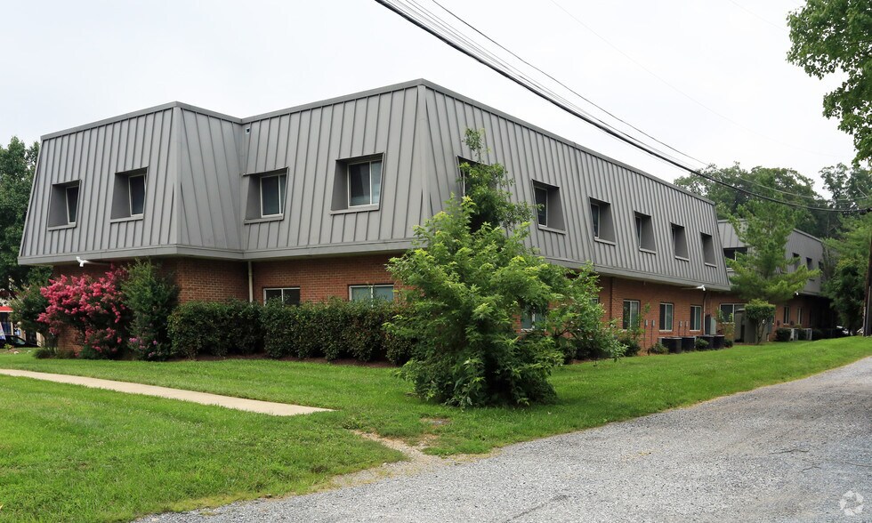 18401-18403 Woodfield Rd, Gaithersburg, MD à louer - Photo du bâtiment - Image 2 de 11