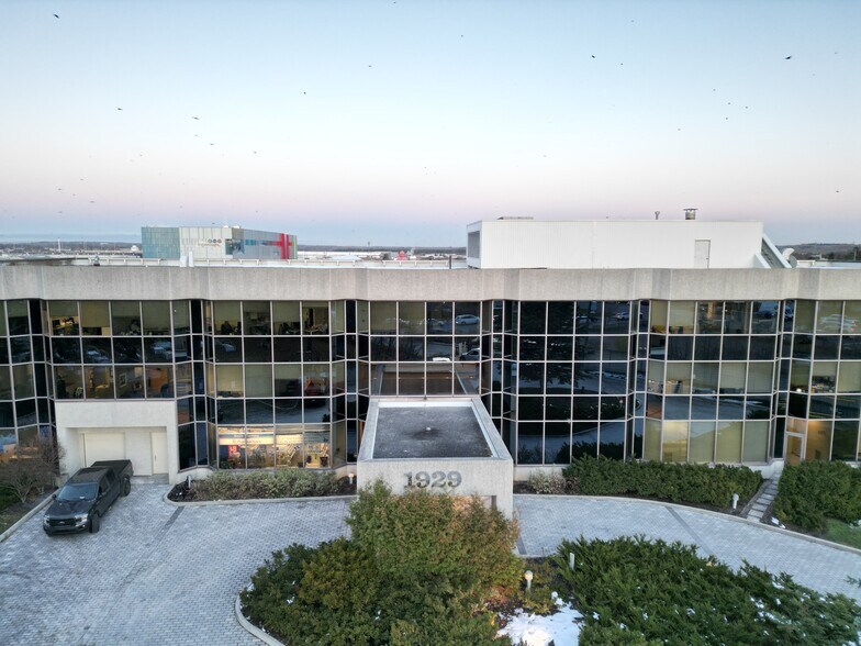 1929 Russell Rd, Ottawa, ON à vendre - Photo du bâtiment - Image 3 de 21