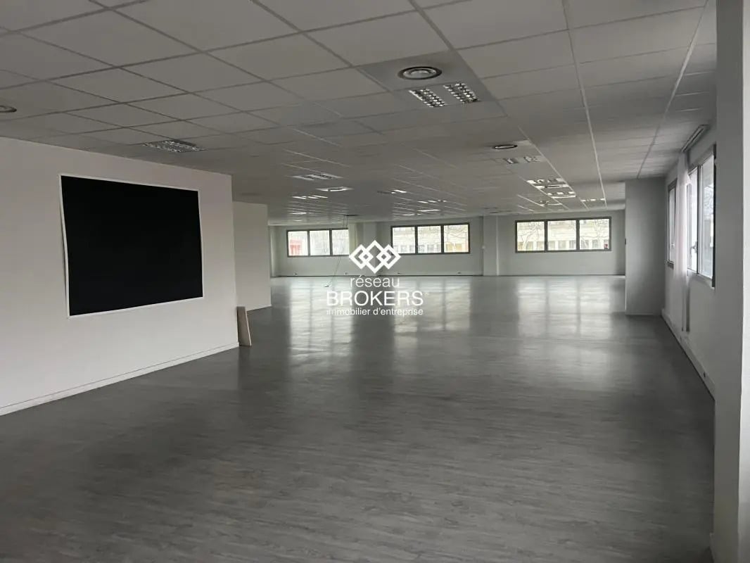 Office in Saint-Priest for lease Interior Photo- Image 1 of 5