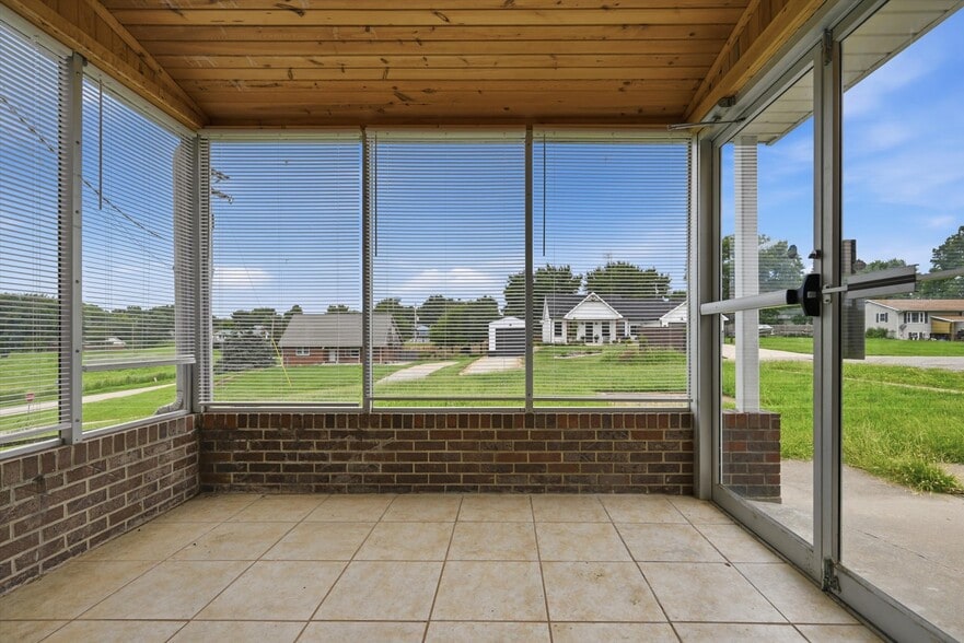 105 Goldenrod Ave, Ozawkie, KS for sale - Interior Photo - Image 3 of 23