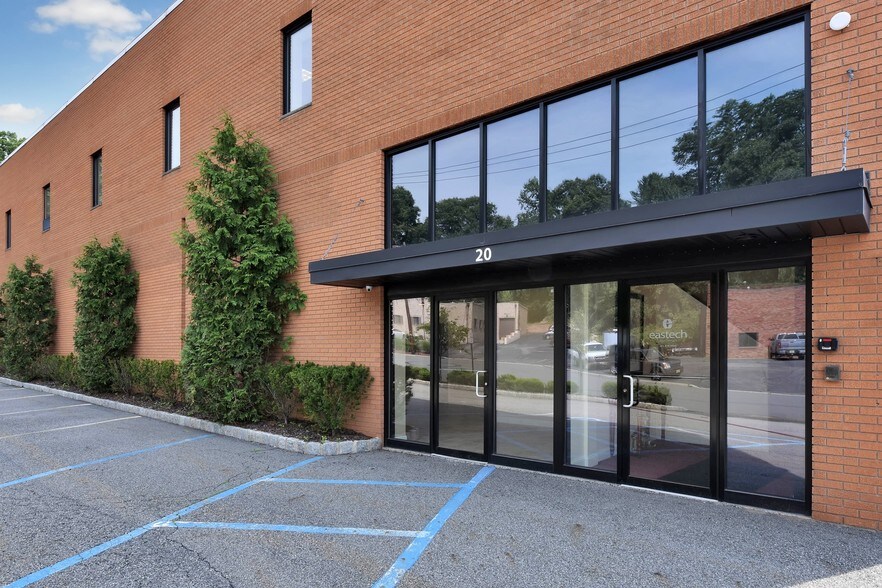 20 Industrial Ave, Upper Saddle River, NJ à louer - Photo du bâtiment - Image 2 de 4