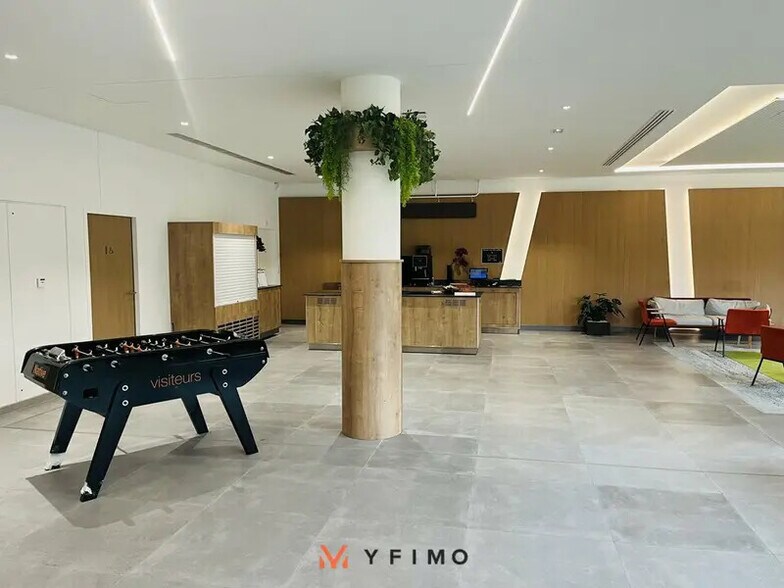 Office in Montigny-le-Bretonneux for lease - Building Photo - Image 3 of 11