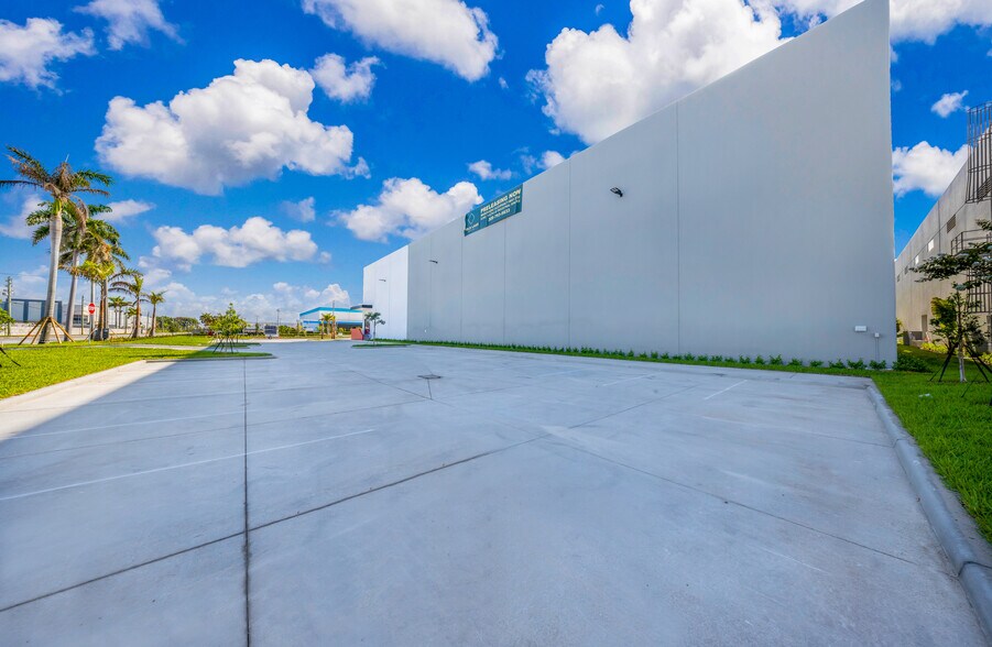 14101 NW 112th Ave, Hialeah Gardens, FL à louer - Photo du bâtiment - Image 3 de 30
