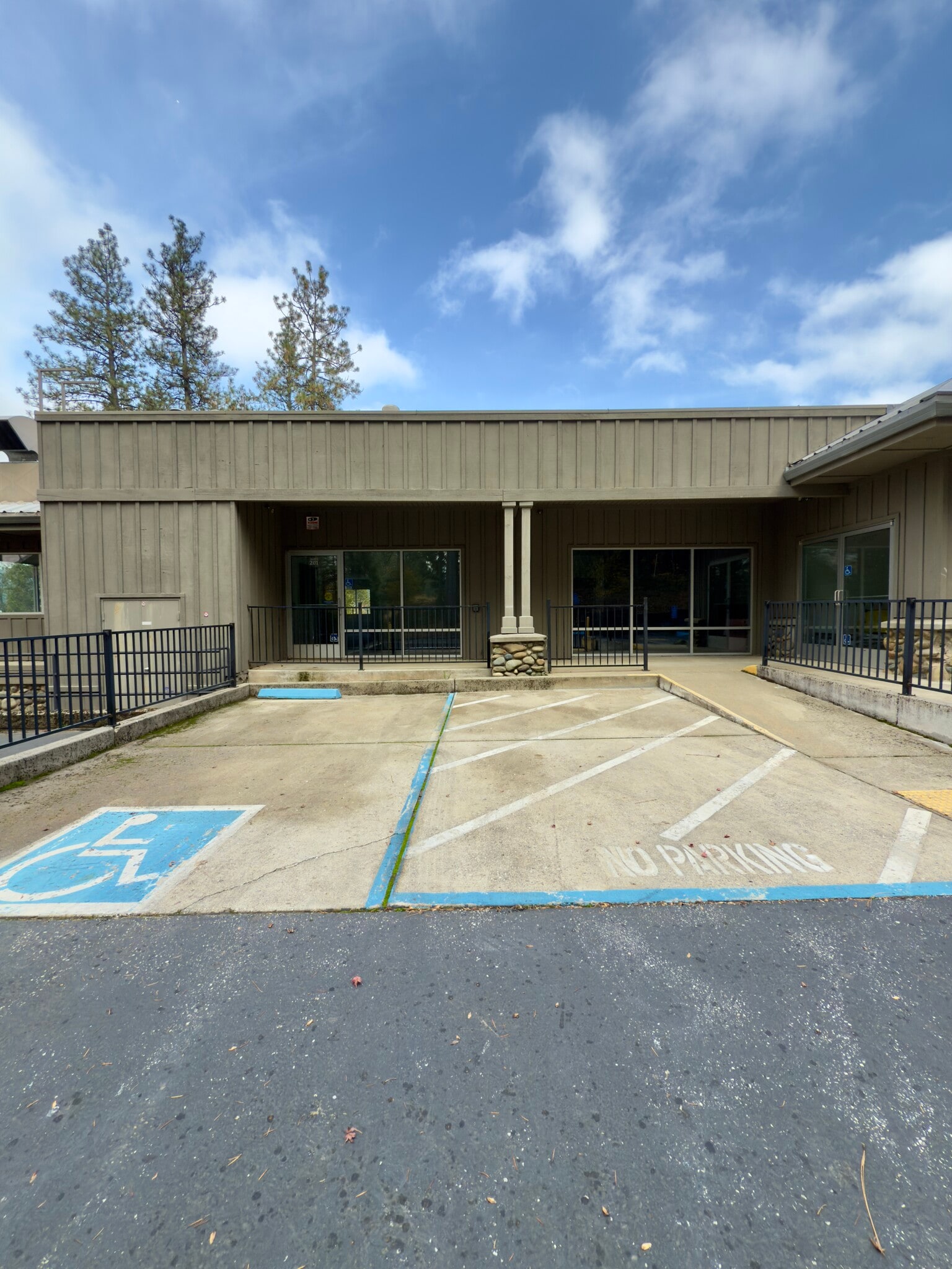 375 Brunswick Rd, Grass Valley, CA for lease Interior Photo- Image 1 of 15