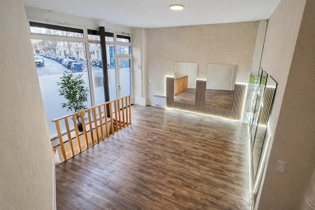 Retail in Paris for lease Building Photo- Image 1 of 9