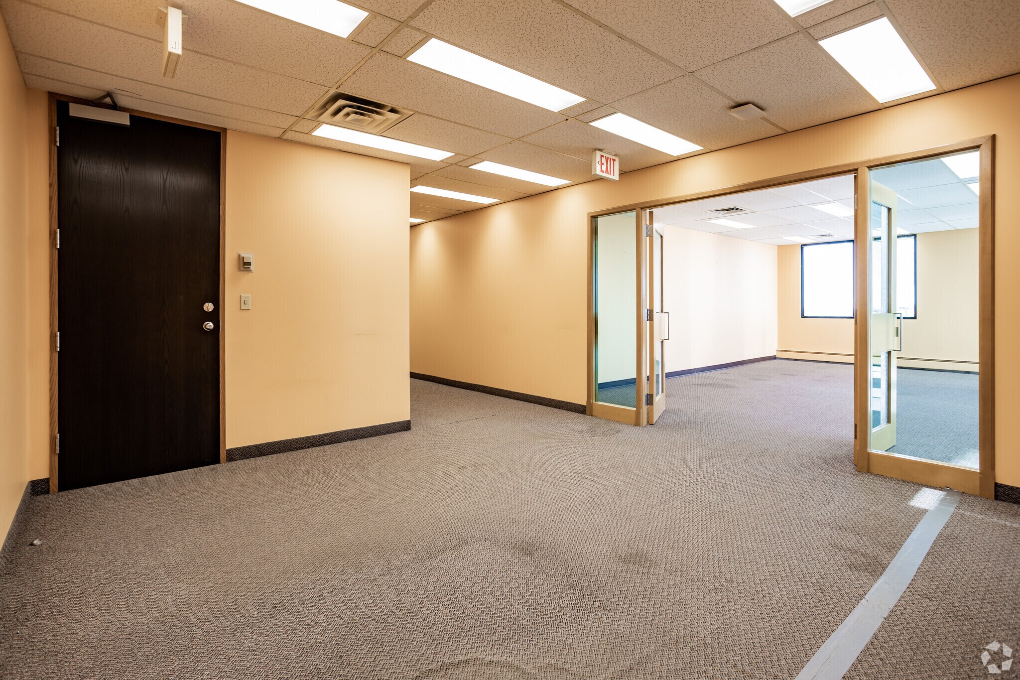 5920 & 5940 Macleod Trl SW, Calgary, AB à louer Photo du bâtiment- Image 1 de 10