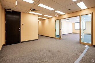 5920 & 5940 Macleod Trl SW, Calgary, AB à louer Photo du bâtiment- Image 1 de 10