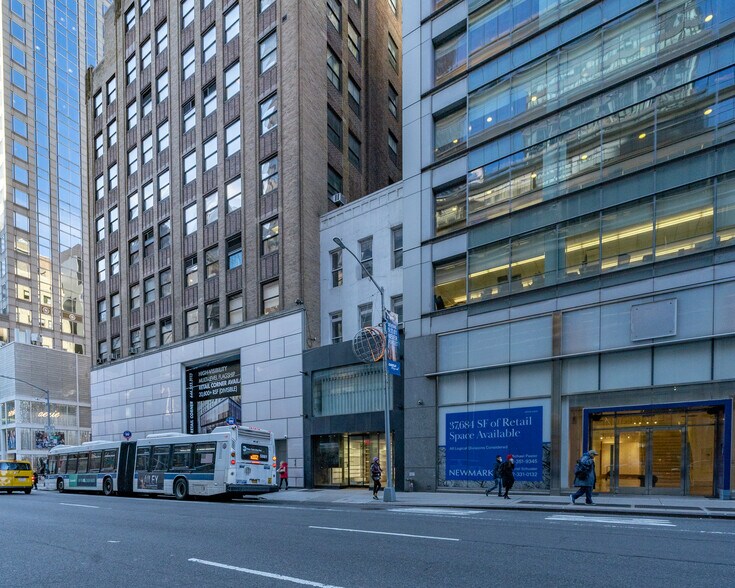 730 Lexington Ave, New York, NY à louer - Photo du bâtiment - Image 2 de 7