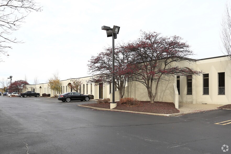 981 Keynote Cir, Brooklyn Heights, OH à louer - Photo du bâtiment - Image 2 de 8