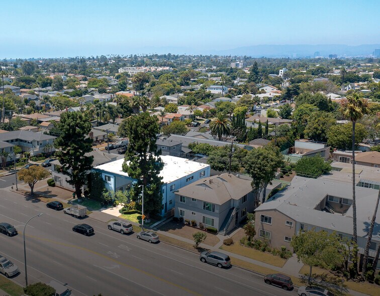 11417 Washington Pl, Los Angeles, CA à vendre - Photo du bâtiment - Image 3 de 26