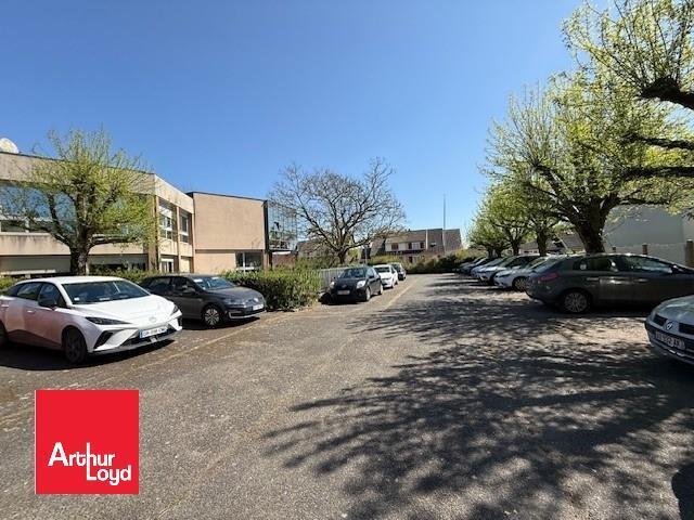 Office in Lucé for lease Building Photo- Image 1 of 9