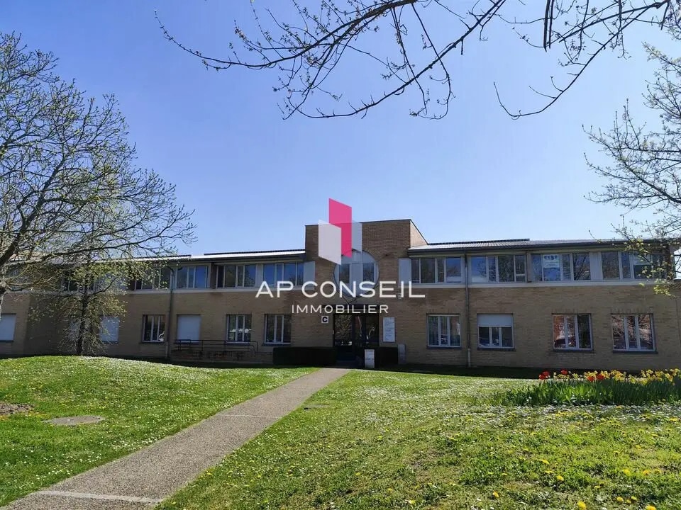 Office in Voisins-le-Bretonneux for sale Building Photo- Image 1 of 6