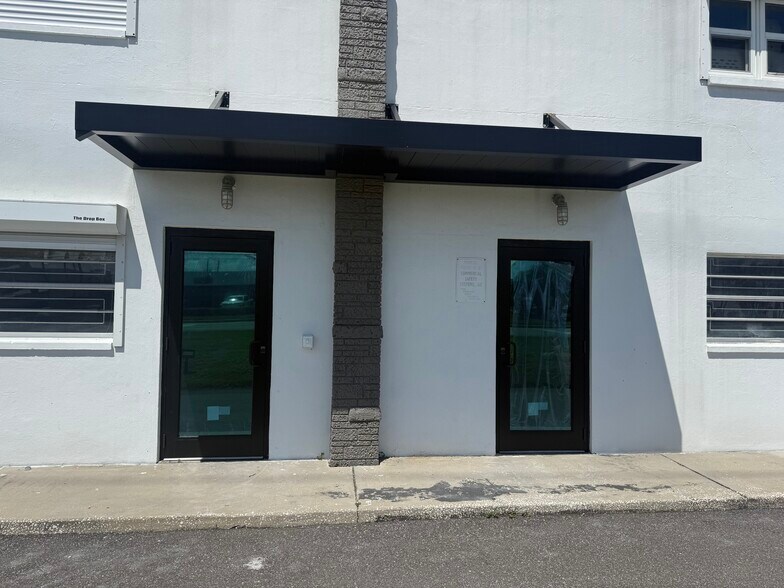 12388 Starkey Rd, Largo, FL à vendre - Photo du bâtiment - Image 2 de 28