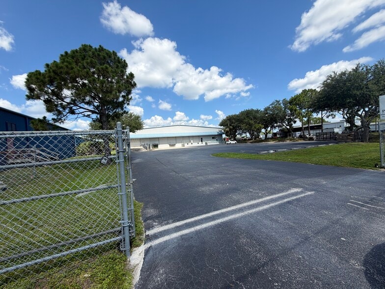 3520 Old Metro Pky, Fort Myers, FL for lease - Building Photo - Image 2 of 8