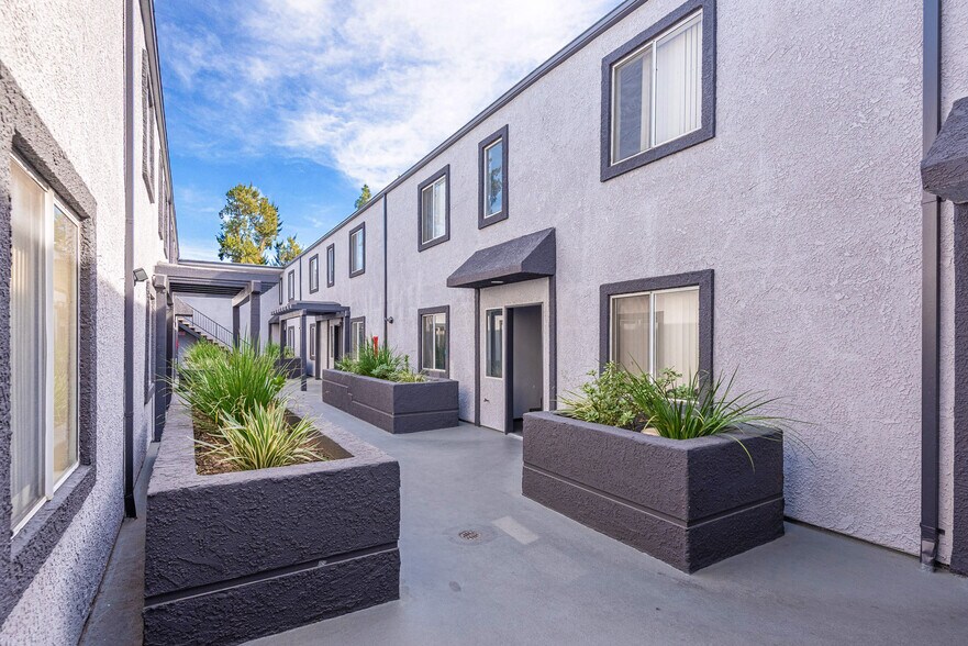 7249 Baird Ave, Reseda, CA à vendre - Photo du bâtiment - Image 3 de 9