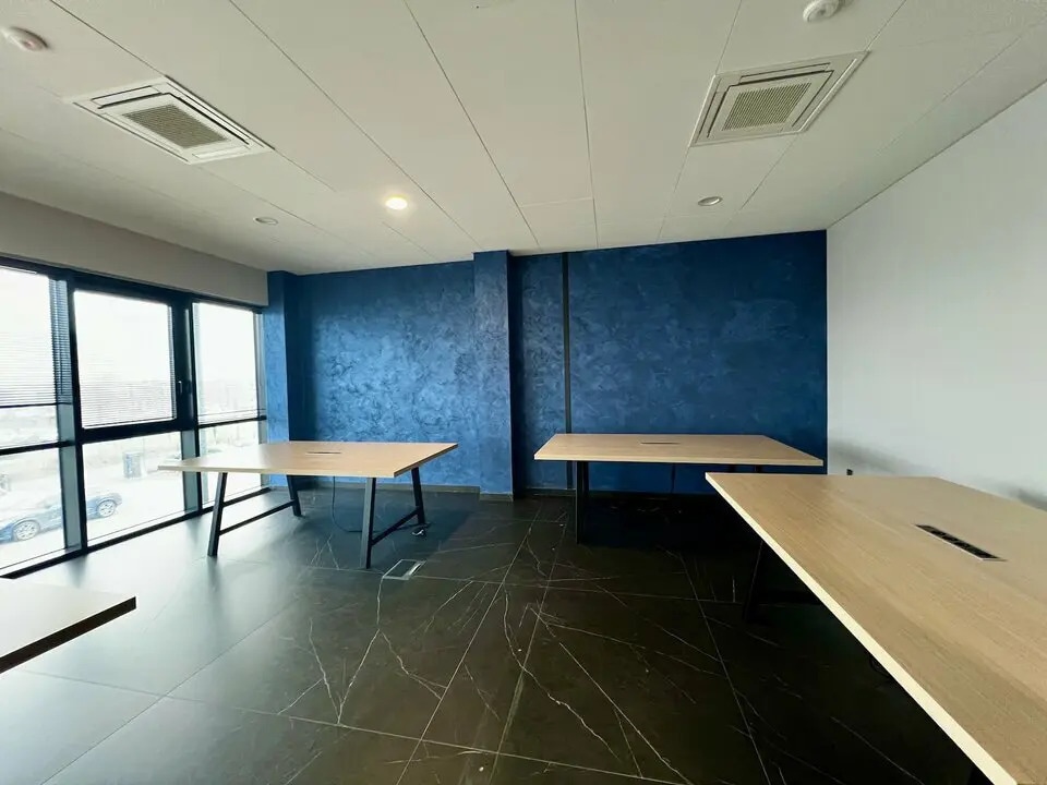 Office in Beauvais for sale Interior Photo- Image 1 of 8