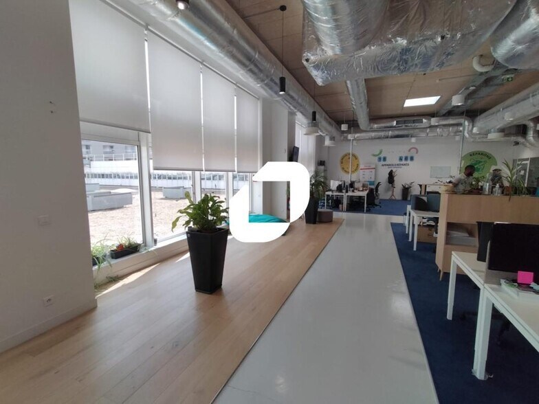 Office in Montreuil for lease - Building Photo - Image 1 of 15