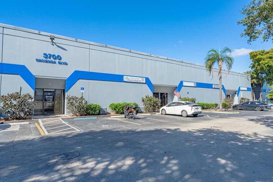 3650 Hacienda Blvd, Davie, FL à louer - Photo du bâtiment - Image 2 de 5