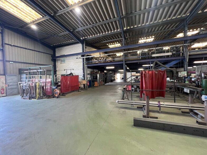 Industrial in Mérignac for sale - Interior Photo - Image 2 of 8