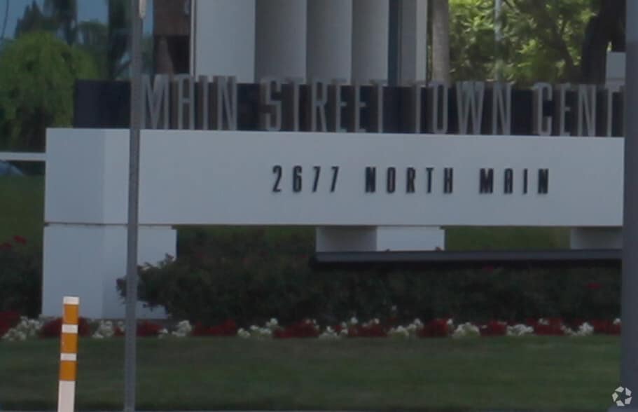 2677 N Main St, Santa Ana, CA à louer - Photo du bâtiment - Image 2 de 7