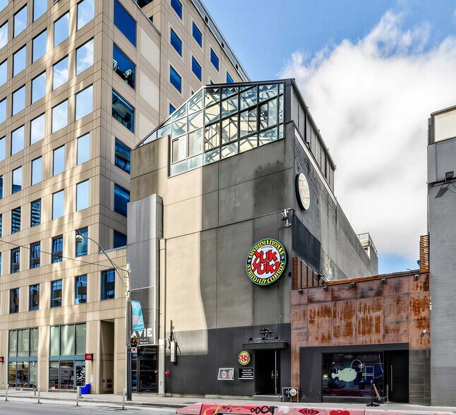 224-226 Richmond St W, Toronto, ON à louer - Photo du bâtiment - Image 3 de 3