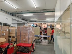 Flex in Paris for lease Interior Photo- Image 1 of 4