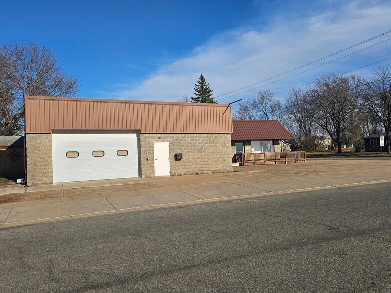 321 W Clifton St, Tomah, WI à vendre - Photo du bâtiment - Image 3 de 19