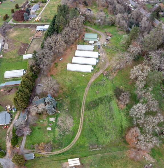 3311 Rogue River Hwy, Gold Hill, OR à louer - Photo du bâtiment - Image 3 de 12